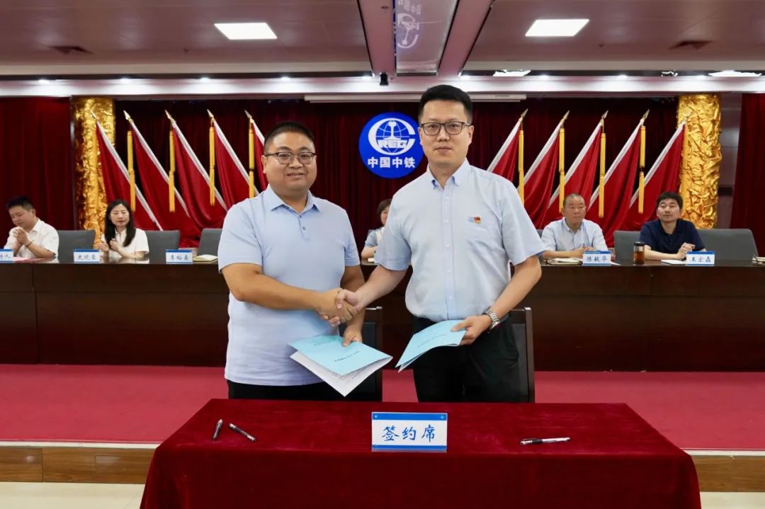 071691371787817861.jpeg 簽約.jpg